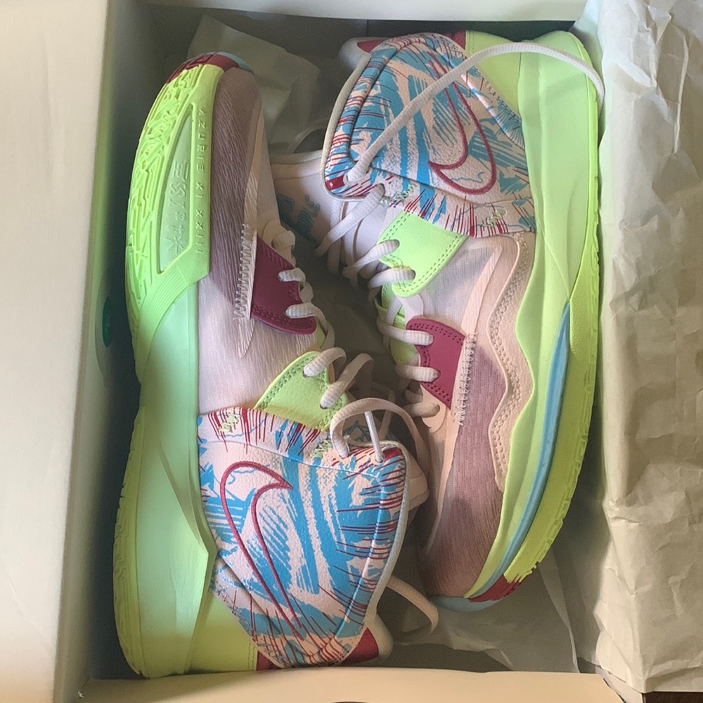 Mens Kyries 10.5. Brand new. Not original box.
